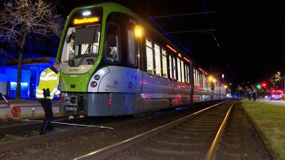 Fußgängerin wird in Hannover von Stadtbahn erfasst und stirbt