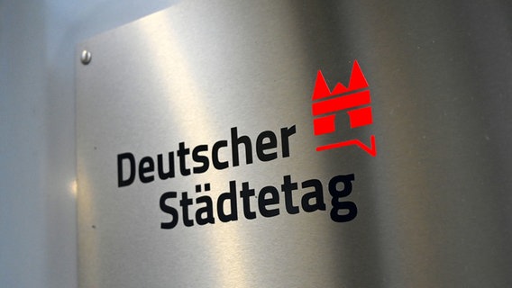 Das Logo des Deutschen Städtetages auf einem Schild © Deutscher Städtetag 