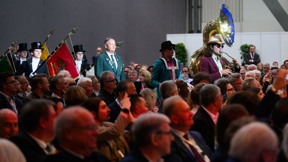 Musiker der Band Brazzo Brazzone und die Bruchmeisterinnen und Bruchmeister der Stadt Hannover sowie Schützen nehmen an einer Präsentation der Stadt Hannover bei der 43. Hauptversammlung des Deutschen Städtetages in der Messe Hannover teil. © dpa Foto: Julian Stratenschulte