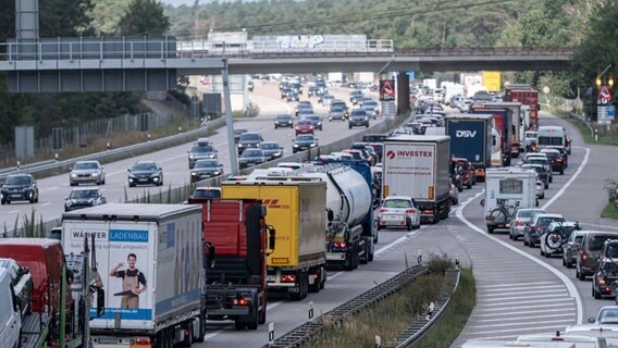 Fahrzeuge stehen im Stau auf der Autobahn (A7) bei Hannover © dpa-Bildfunk Foto: Peter Steffen