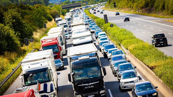 Der Verkehr staut sich auf der A2. © picture alliance/dpa | Moritz Frankenberg Foto: Moritz Frankenberg