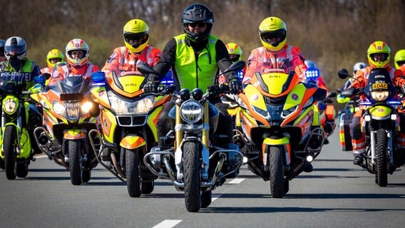 Traffic jam helpers from the Johanniter motorcycle squadron drive on the ADAC traffic training area.  © Moritz Frankenberg/dpa Photo: Moritz Frankenberg