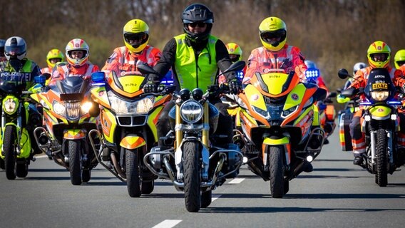 Stauhelfer der Motorradstaffel der Johanniter fahren auf dem Verkehrsübungsplatz des ADAC. © Moritz Frankenberg/dpa Foto: Moritz Frankenberg