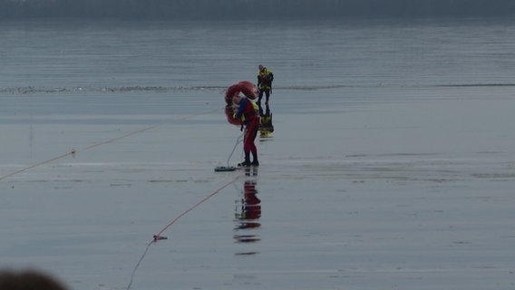 Einsatzkräfte suchen auf dem Steinhuder Meer nach einer möglicherweise eingebrochenen Person. © Hannover Reporter 