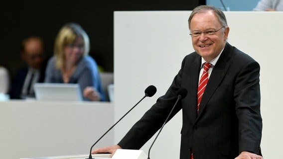 Niedersachsen, Hannover: Stephan Weil (SPD), Ministerpräsident von Niedersachsen, spricht lächelnd während der Debatte über die Verwendung der VW-Milliardeng im Plenum vor den Abgeordneten. © dpa-Bildfunk Foto: Holger Hollemann
