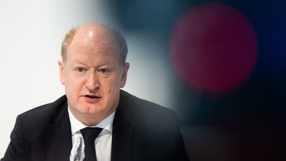 Finanzminister Reinhold Hilbers (CDU) spricht während einer Pressekonferenz. © dpa-Bildfunk Foto: Julian Stratenschulte