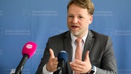 Gerald Heere (Bündnis 90/Die Grünen), Finanzminister von Niedersachsen, stellt bei einer Pressekonferenz im niedersächsischen Finanzministerium die regionalisierte Ergebnisse der Mai-Steuerschätzung 2023 vor. © Julian Stratenschulte/dpa Foto: Julian Stratenschulte