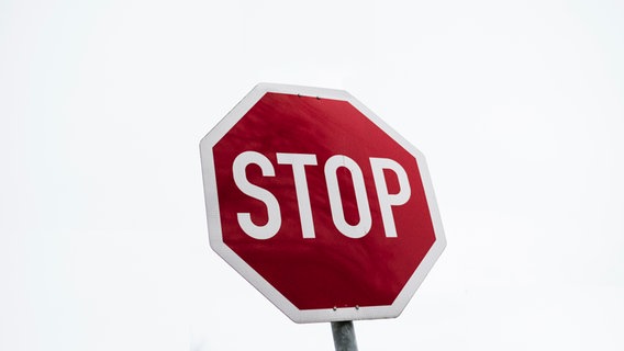 Ein Straßenschild, das Stop ankündigt, vor wolkigem Himmel. © NDR Foto: Julius Matuschik