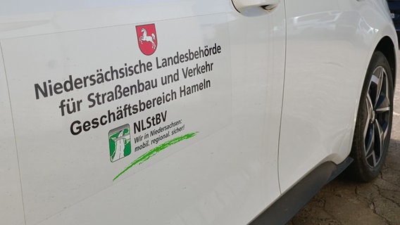 Eine kleine Furche auf einer beschädigten Straße. © Niedersächsische Landesbehörde für Straßenbau und Verkehr 