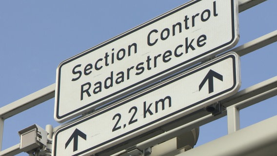 Ein Schild kündigt eine Radarstrecke an. © NDR 