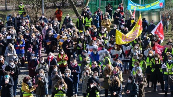 Beschäftige von Kindertagesstätten stehen bei einem Warnstreik in der Region Hannover. © dpa-Bildfunk Foto: Julian Stratenschulte