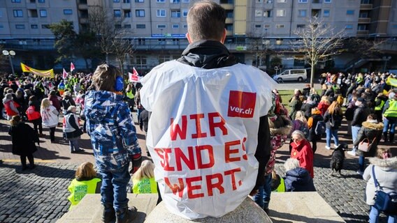 Ein Erzieher einer Kindertagesstätte sitzt mit einer Verdi-Weste bei einem Warnstreik in der Region Hannover. © picture alliance/dpa/Julian Stratenschulte Foto: Julian Stratenschulte