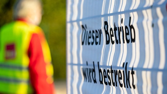Ein Schild mit der Aufschrift: Dieser Betrieb wird bestreikt. © picture alliance/dpa | Moritz Frankenberg Foto: Moritz Frankenberg