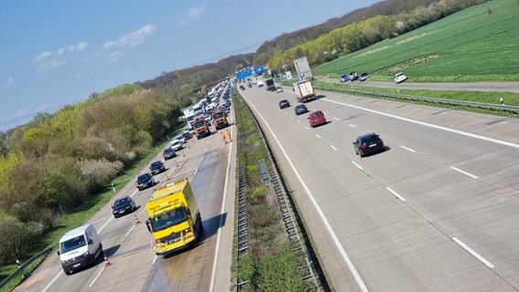 Eingeschränkter Verkehr auf der Autobahn 7 zwischen den Anschlussstellen Hildesheim-Drispenstedt und Laatzen. © Tnn/dpa-Zentralbild/dpa 
