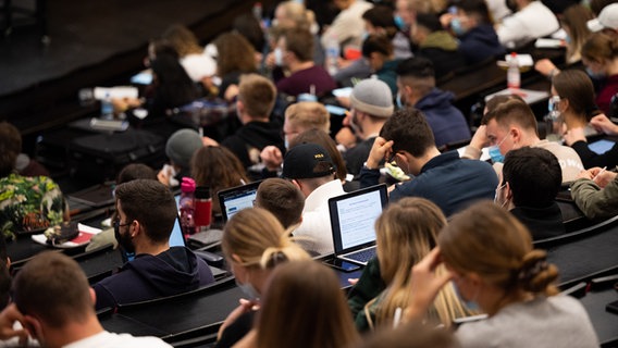 Studenten sitzen während einer Vorlesung im Audimax in der Universität Hannover. © picture alliance/dpa Foto: Julian Stratenschulte