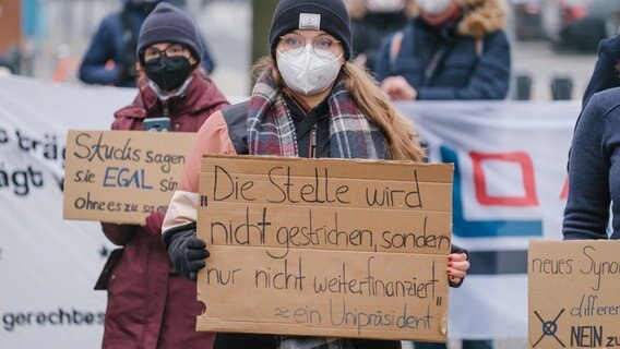 Studierende protestieren vor dem Landtag in Hannover. © dpa-Bildfunk Foto: Ole Spata