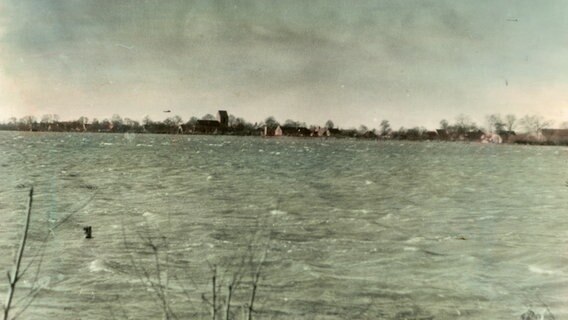 Eine Farbaufnahme der Sturmflut in Westoverledingen von 1962. © Archiv Gemeinde Westoverledingen 