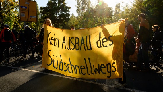 Hunderte Menschen demonstrieren gegen den Ausbau des Südschnellwegs. © Julian Stratenschulte/dpa Foto: Julian Stratenschulte