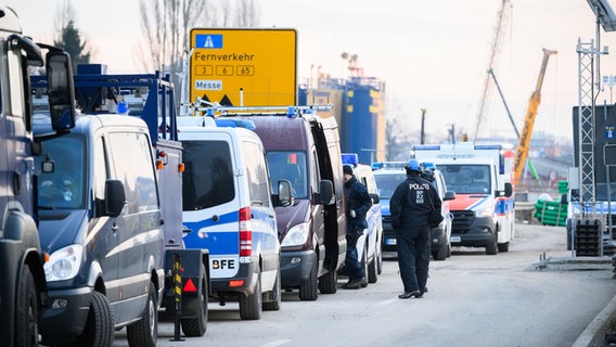 Polizisten stehen auf dem gesperrten Südschnellweg. © dpa Foto: Sarah Knorr