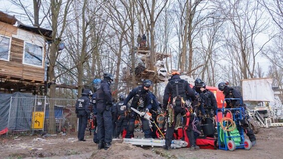 Polizisten räumen das Protestcamp "Tümpeltown" am Südschnellweg. © dpa Foto: Sarah Knorr