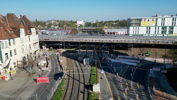 Eine Drohnenaufnahme zeigt die Südschnellwegbrücke nahe der Hildesheimer Straße in Hannover. © Nord-West-Media TV 