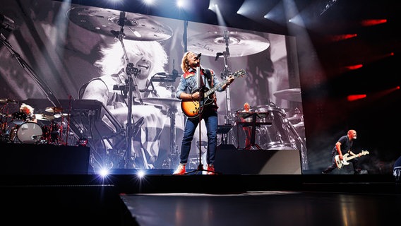Der Sänger der Band Sunrise Avenue performt auf einer Bühne. © Michael Matthey/dpa Foto: Michael Matthey