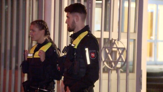Polizisten stehen vor dem Eingang einer Synagoge in Hannover, nachdem dort während eines Gottesdienstes ein Fenster eingeworfen wurde, © Hannover Reporter 
