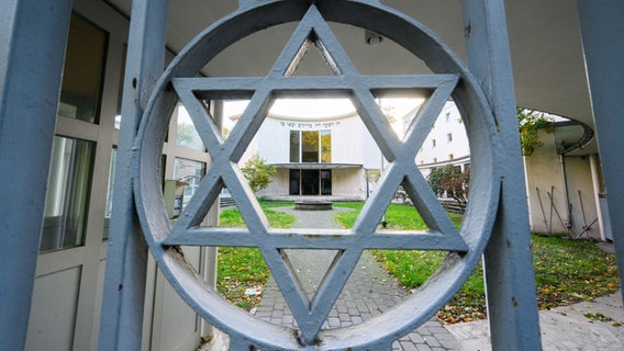 Ein Eisentor mit einem Davidstern vor dem Eingang zur Synagoge der jüdischen Gemeinde in Hannover. © picture alliance/dpa | Julian Stratenschulte Foto: Julian Stratenschulte