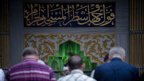 Muslime beten in einer Moschee. Muslime beten in einer Moschee. © dpa-Bildfunk Foto: Peter Steffen