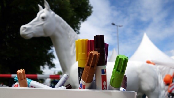 "Ein Pferd für Kinder" - Besucher dürfen das Niedersachsenross bemalen. Anschließend wird das bunte Kunstwerk via Instagram an eine Kita im Land verlost. © NDR Foto: Sven Glagow