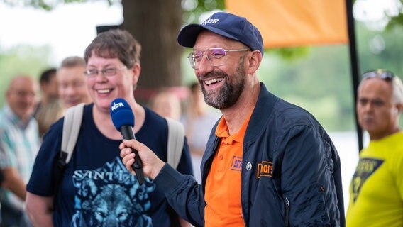 Schüssel Schorse spricht beim Tag der Niedersachsen mit einer Besucherin. © NDR Foto: Axel Herzig