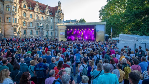 Menschenmenge an der NDR Schlager Bühne beim Tag der Niedersachsen 2022 in Hannover © NDR Foto: Axel Herzig