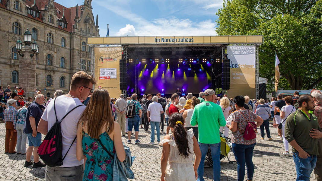 Zuschauer vor der NDR Bühne beim Tag der Niedersachsen in Hannover.