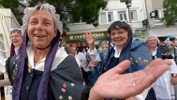 Zwei Frauen in Trachten lachen in die Kamera. © dpa - Bildfunk Foto: Peter Steffen