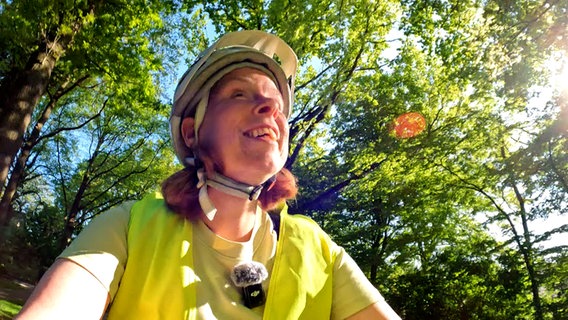 In Hannover fährt Sabine Luczak trotz Sehbehinderung (mit "Tandempiloten") Fahrrrad. © NDR 