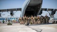 Bundeswehrsoldaten vor einer A400 der Bundeswehr © Bundeswehr 