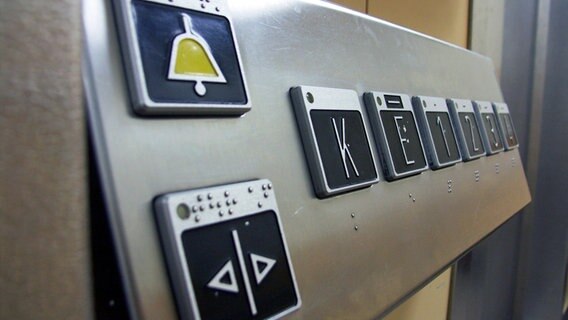 Fahrstuhl mit Brailleschrift Fahrstuhl mit Brailleschrift © NDR Foto: Birgit Borsutzky