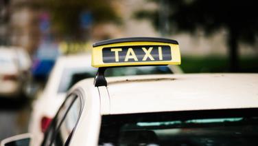 Mehrere Taxen stehen in einer Reihe, Taxi Schild im Fokus. © NDR Foto: Julius Matuschik