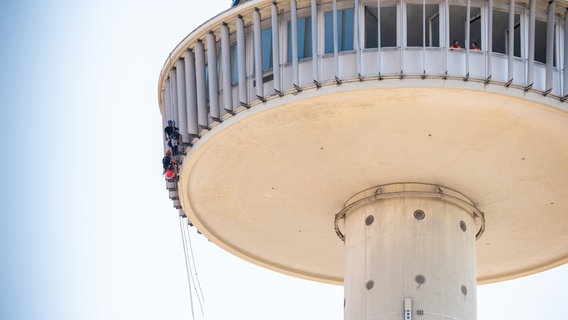 Arbeiten nach herabfallenden Steinen am VW-Tower in Hannover.  Die Raschplatzhochstraße ist gesperrt. © dpa-Bildfunk Foto: Moritz Frankenberg