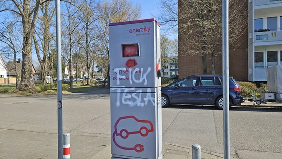 Eine Ladesäule für E-Autos ist mit dem Graffiti "Fick Tesla" beschmiert. © NDR Foto: Bernd Reiser