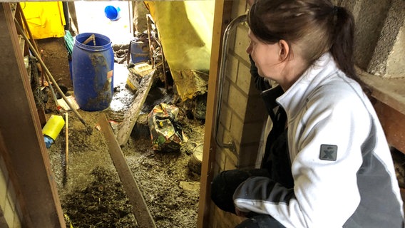 Lucí Flebbe in her flooded basement in Thal © NDR Photo: Wilhelm Purk