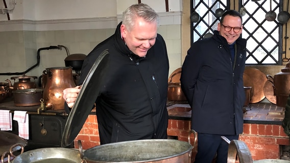 Björn Thümler steht mit Prof. Dr. Markus Hilgert, dem Generalsekretär der Kulturstiftung der Länder, in der Marienburg. © Niedersächsisches Ministerium für Wissenschaft und Kultur 