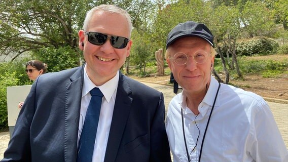 Björn Thümler posiert mit Sascha Spoun, dem Präsidenten der Leuphana Universität Lüneburg, in Israel für ein Foto. © Niedersächsisches Ministerium für Wissenschaft und Kultur 