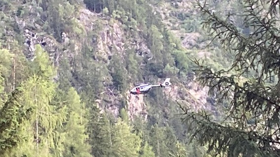 Ein Hubschrauber der Bergrettung fliegt in Tirol während einer Rettungsaktion. © Bergrettung Oetz 