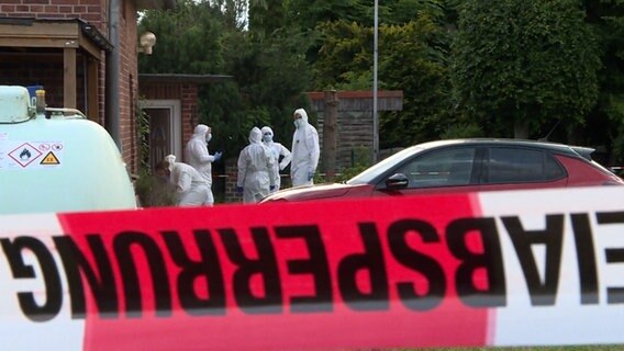 Beamte der Spurensicherung stehen vor einem Haus. © TeleNewsNetwork 