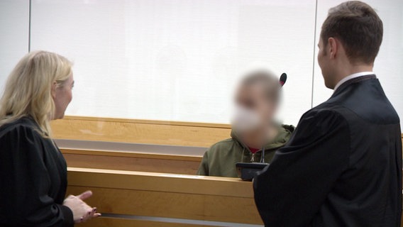 Der Angeklagte mit seinen Verteidigern im Gerichtssaal im Landgericht Hannover © NDR 