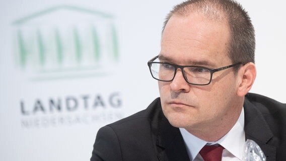 Der niedersächsische Kultusminister Grant Hendrik Tonne (SPD) spricht in der Landespressekonferenz. Der niedersächsische Kultusminister Grant Hendrik Tonne (SPD) spricht in der Landespressekonferenz. © picture alliance/dpa Foto: Julian Stratenschulte