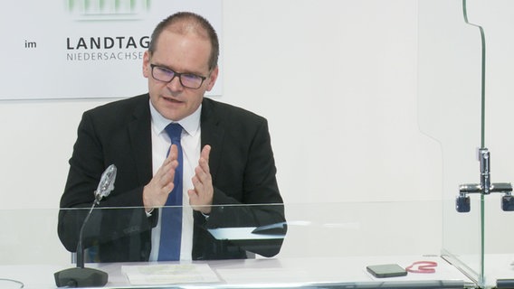 Kultusminister Grant-Hendrik Tonne (SPD) spricht in einer Pressekonferenz. © NDR 