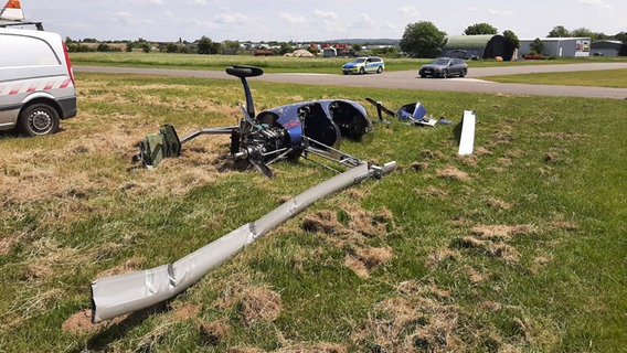 Ein Tragschrauber liegt nach dem Absturz auf der Rasenfläche eines Flugplatz. © Polizeiinspektion Hildesheim 