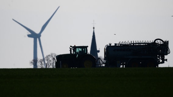 Ein Landwirt fährt mit einem Traktor und Gülleanhänger über einen Feldweg im Landkreis Hildesheim. © dpa-Bildfunk Foto: Julian Stratenschulte